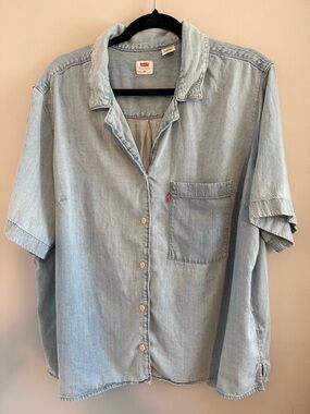 Levi's Light Wash Short Sleeve Denim Button-Up Shirt
